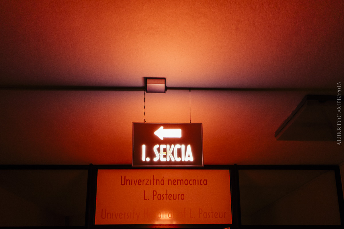 Panneau à l'interieur de la Faculté de Médecine de Košice. Slovaquie, 2016.